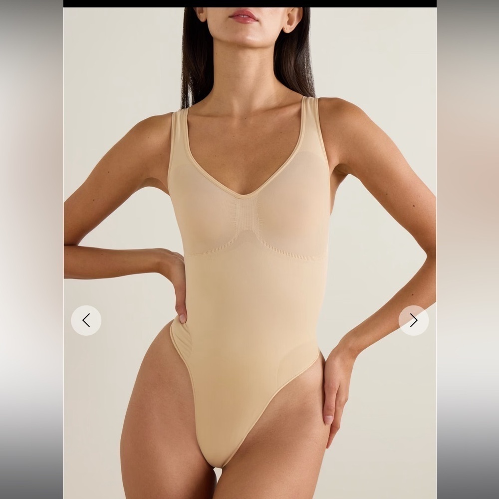Skims seamless sculpt scoop neck thong bodysuit